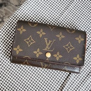 Small wallet with zipper.